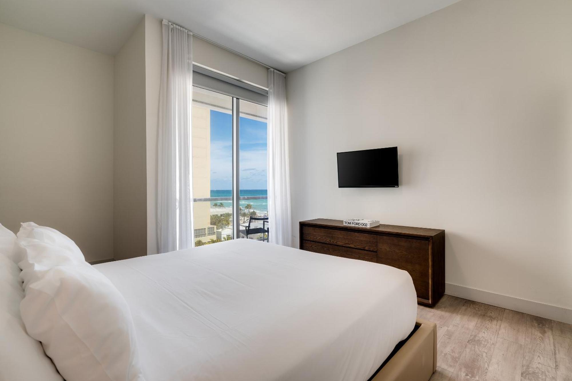 Costa Hollywood Beach Resort - An All Suite Hotel Exterior photo