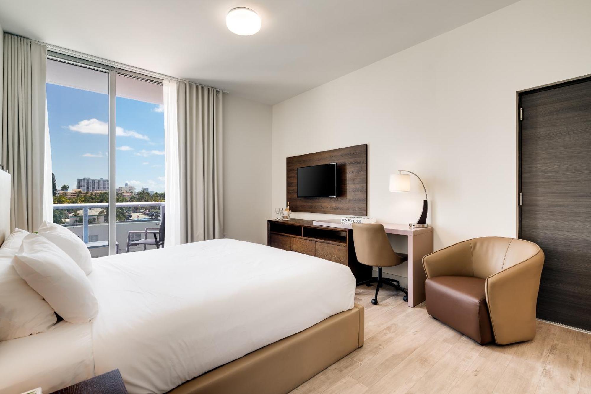 Costa Hollywood Beach Resort - An All Suite Hotel Exterior photo